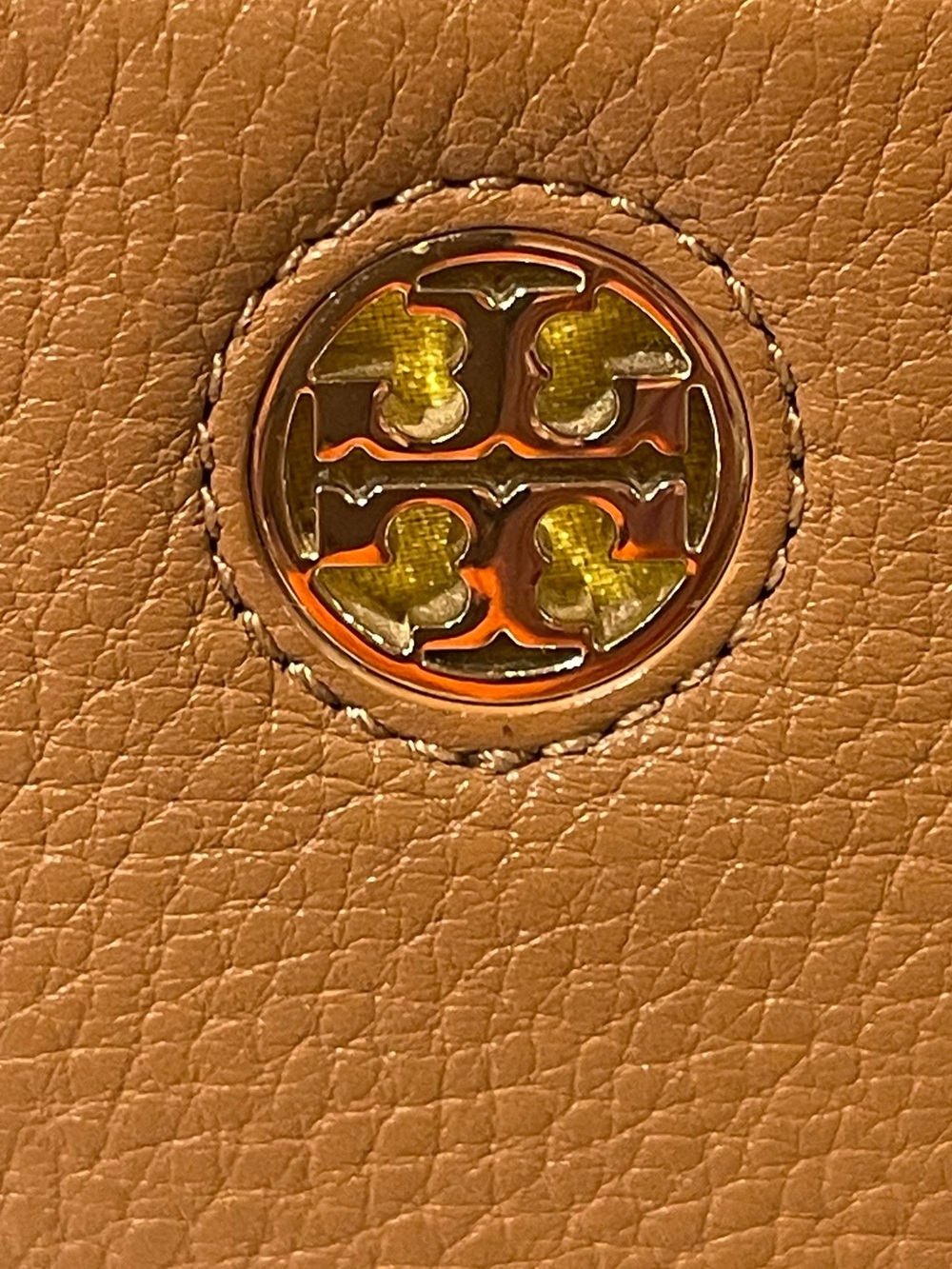 Tory Burch Caramel Brown Pebbled Leather Crossbody Gold Tone Logo Zip Top 9 x 6 - Picture 4 of 8